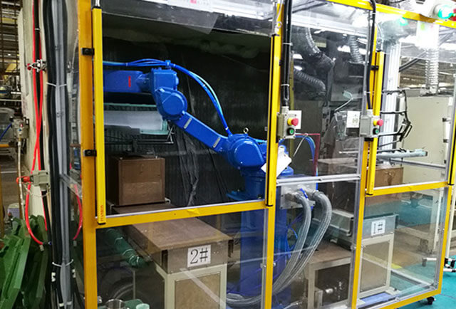 汽車內(nèi)飾自動噴膠機(jī)器手